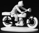 Tintti ajaa moottoripyörällä   patsas